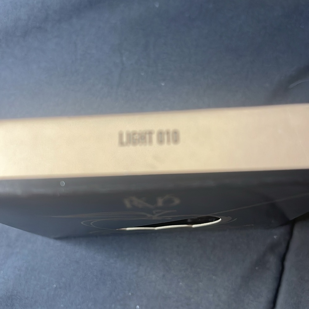 KVD Light 010 Good Apple Lightweight Full-Coverage Cream Foundation Balm - Picture 6 of 6